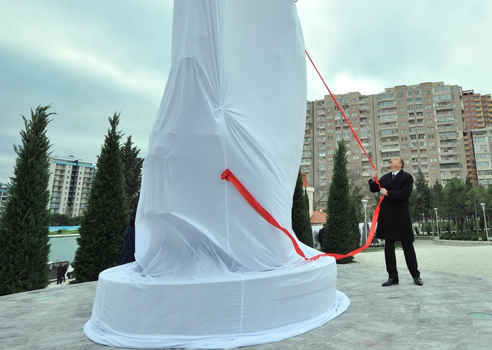 Statue to world-famous Azerbaijani singer Rashid Behbudov unveiled in Baku